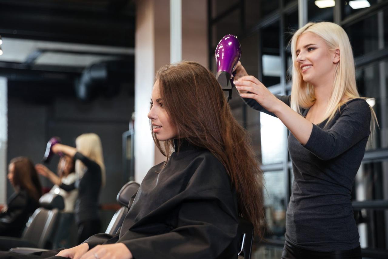 How much do cosmetologist make with their own business