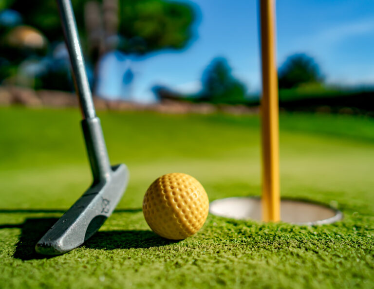 How to start a mini golf business