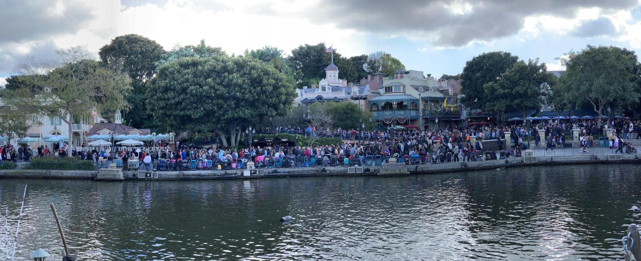 How busy is disneyland on memorial day