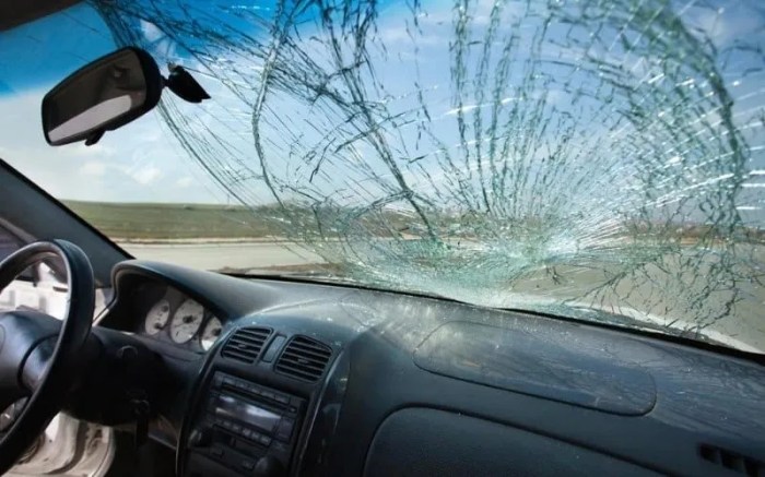 Do car insurance companies cover windshield replacement