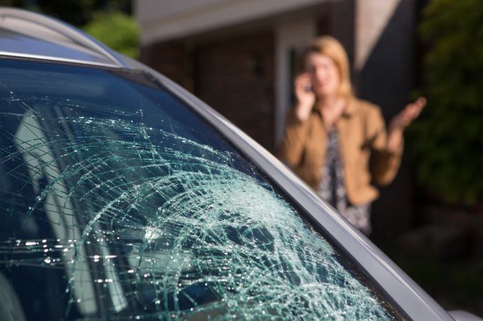 Do car insurance companies cover windshield replacement